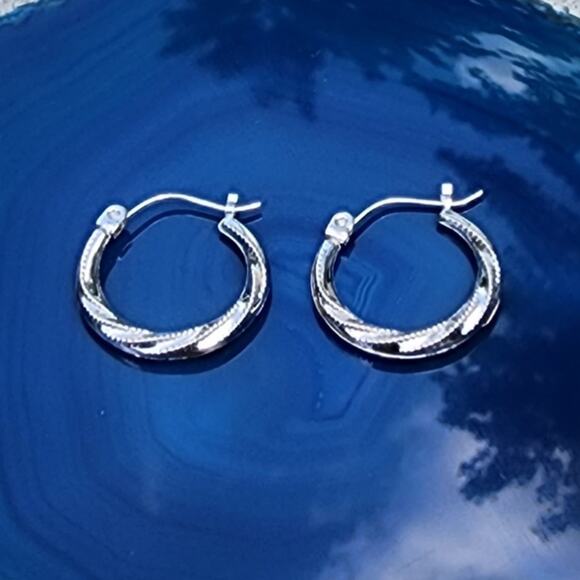 Vintage 14K Fine White Gold Corrugated Round Hoop Earring - Picture 1 of 10